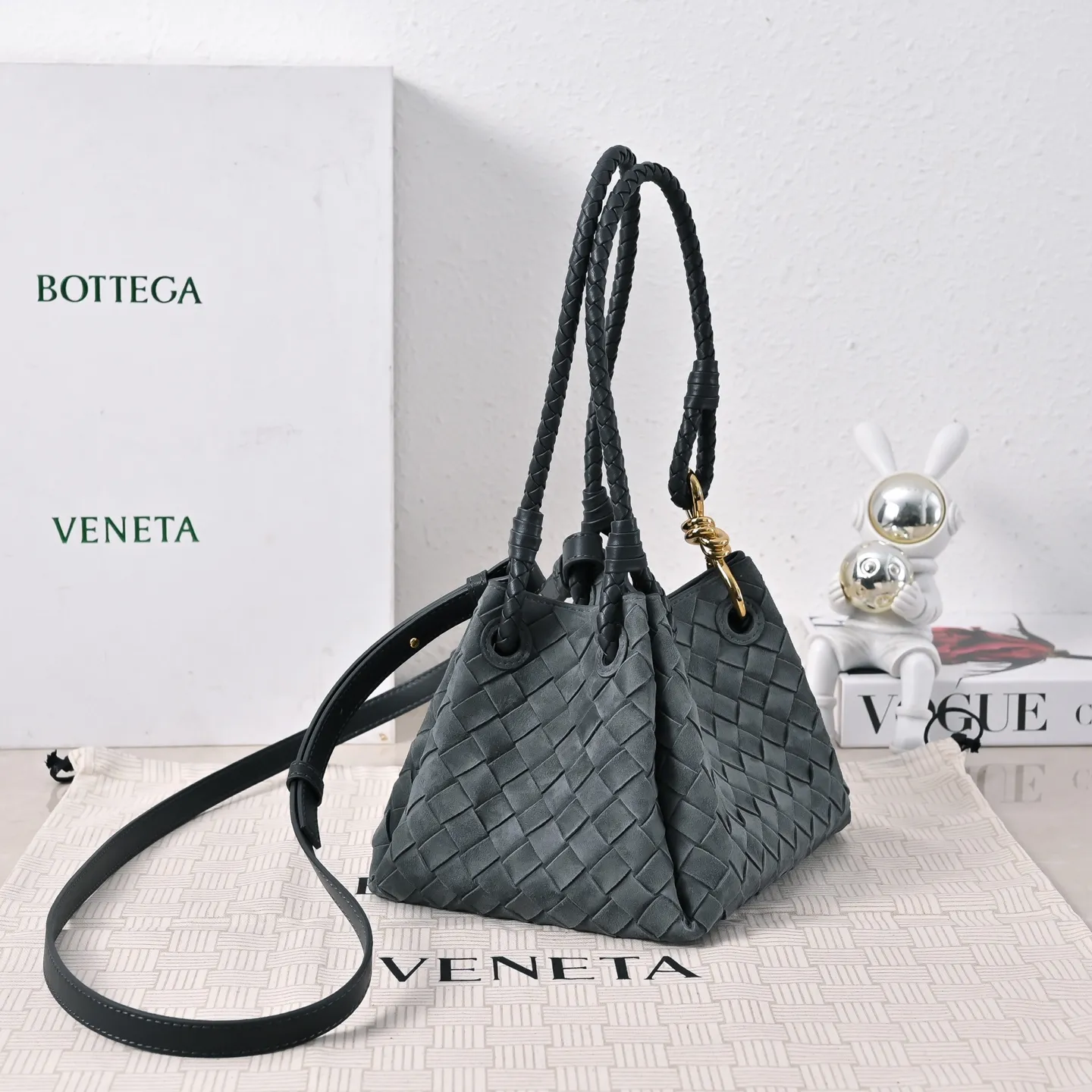Batch 1760 BV's new intrecciato suede woven leather shoulder bag. It comes with a detachable cross-body strap. It comes with a mini bag inside. The appearance retains the unique design of BV woven. The parachute bag is a bag that makes people excited before seeing the actual thing. The small gold knot embellishment is full of simple and high-end sense to meet your needs in different occasions. Model: 6569 Size: 21X17X16.5cm